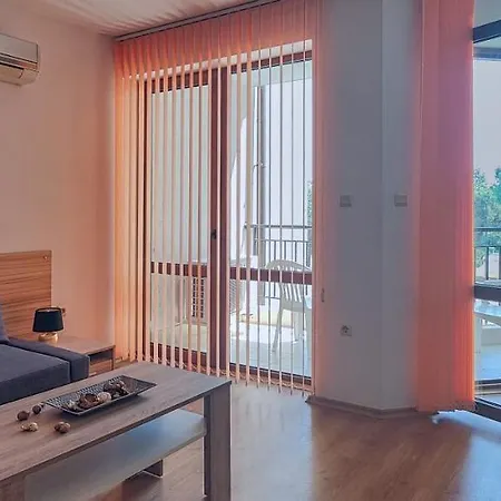 Chateau Del Mar Апартаменты *